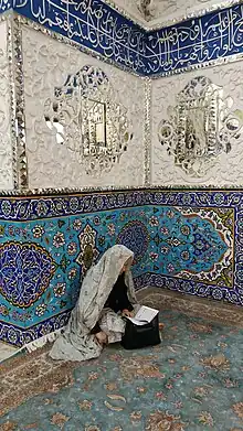 Mujer rezando en una mezquita de Qazvín (Irán).