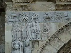 Relieves de David y cinco músicos más un violinista dentro de círculos concéntricos. Sobre estos personajes hay un friso interrumpido por la rosca externa de la arquivolta que representa los símbolos del zodiaco