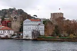 Anadoluhisarı en medio de la tradicional Estambul, junto a la orilla las mansiones conocidas como yali.