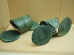 Calzas en bronce de Veuxhaulles-sur-Aube (ca. 1250)