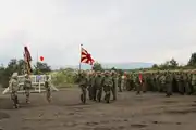 Soldados de JGSDF y soldados estadounidenses participan en la ceremonia de apertura de Orient Shield 2017 en Camp Shin Yokotsuka, 11 de septiembre de 2017