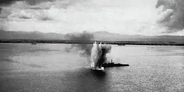 El Nachi bajo ataque de torpedos.
