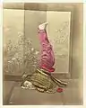 Mujer japonesa haciendo el pino