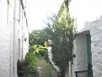 Casas de artistas a las que se accede por pasillos laterales.