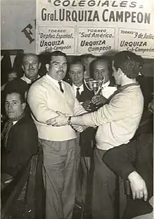 Cantora Fernández recibiendo un premio de Pelota a Paleta