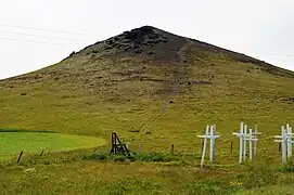 Cruces delante de la colina Kögunarhóll
