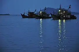 Barcos de pesca frente a Kota Kinabalu