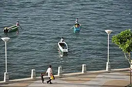 BLanchas a la espera en el KK waterfront