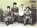 Actores de Kabuki vestidos a lo samurái