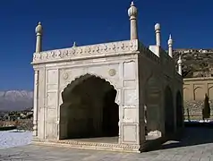 Pequeña mezquita ubicada en los jardines.