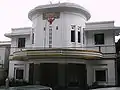Cine Concordia decorado con el tradicional motivo de cabeza de kala en su fachada.