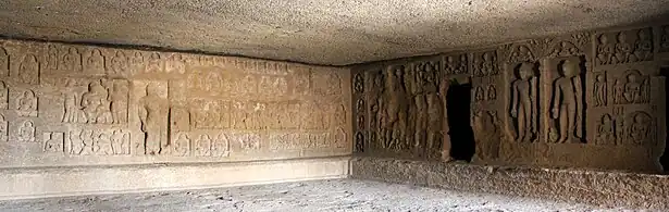 Esculturas de los muros del fondo y derecho.