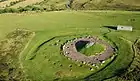 Foto aérea del cairn y del henge que conforman Cairnpapple Hill.