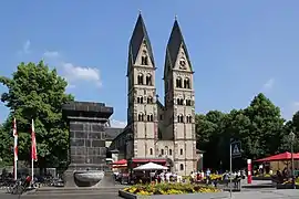 La fuente Kastorbrunnen  delante de la basílica