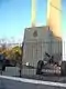Monumento y lámpara votiva que honran a los próceres de la batalla de San Lorenzo