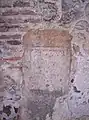 Lápida procedente de la villa romana reutilizada en la iglesia románica de San Juan (el uso está citado en Caballero y Sánchez, op. cit.)