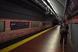 Andén a Bolívar (Este)
