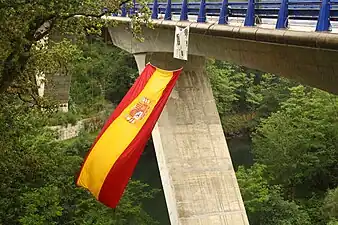 Puente con pilares en V con barandilla azul