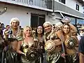Figura 30: La creatividad de la población local se manifiesta en los disfraces que llenan de colorido las celebraciones. Carnavales Turísticos Paracotos 2006.