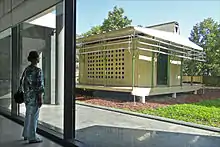 Maison tropicale assemblée, de Jean Prouvé, acero, aluminio y madera, 1951.
