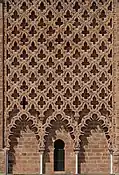 Un motivo sebka o darj wa ktaf en una de las fachadas de la Torre Hasán en Rabat, Marruecos (finales del siglo XII)