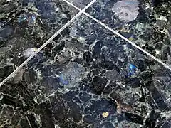 Losas de labradorita usadas como baldosas