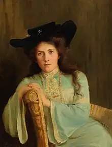 pintura al óleo de una joven mujer con un vestido eduardino, sentada de frente al observador