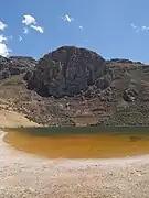 Al oeste se ubica una formación rocosa óptima para la escalada en roca.