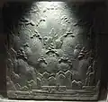 Silueta de un edificio de dos aguas, tal vez un templo o ermita en el primer plano de un ladrillo de un templo excavado Baekje.
