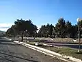 Calle céntrica y plaza de la localidad de Las Coloradas en la provincia del Neuquén, Argentina.
