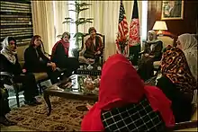 Zenat Karzai y Laura Bush.