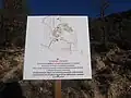 Cartel en el pueblo anunciando la reversión de las expropiaciones (2020)