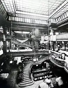 Interior de los grandes almacenes Le Bon Marché (1875).