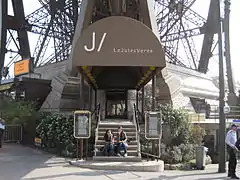 Acceso al restaurante Le Jules Verne en el pilar sur