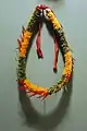 Lei Hulu (lei de plumas), Archipiélago de Hawái, siglo XIX, plumas de ʻiʻiwi, ʻōʻō y de ʻōʻū, Honolulu Museum of Art