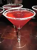 Un Lemon Drop martini preparado con licor de frambuesa.