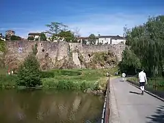 Fortificaciones y el río Mère