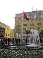 La pileta y la bandera instaladas en la plaza Perú.