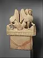 Estela funeraria de piedra caliza (fuste) coronada por dos esfinges. Grecia, siglo V a. C.