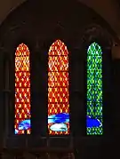 Vitral moderno del portal norte del artista Brian Clarke