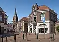 Lochem, vista en la calle (la Bierstraat) con el torre de la iglesia (la Sint-Gudulakerk)