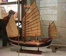 Modelo de una Lorxa. Una Lorxa es un barco formado por un buque de construcción occidental y un aparato de junco