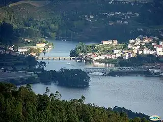 La isla Insuíña al lado del puente