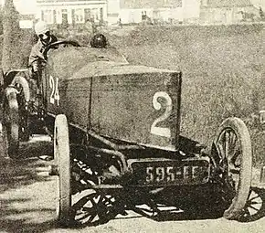 Louis Rigolly por segunda vez bate el récord mundial de velocidad, a 166,666 km/h en julio de 1904 en Ostende, en el kilómetro lanzado con su Gobron-Brillié