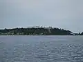 Vista del promontorio desde el otro lado de la ensenada