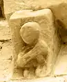 Canecillo en alero del muro Sur.Músico con organistrum.