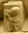 Canecillo en alero del muro Sur.Músico con pandereta.