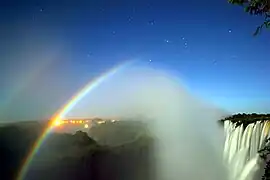 Arcoíris lunar doble en las cataratas Victoria