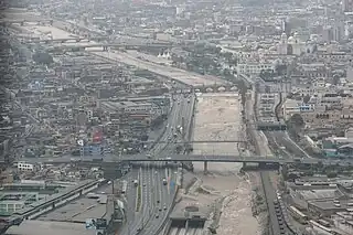 Vía de Evitamiento, al lado del río Rímac.