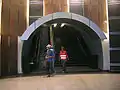 Boca de entrada y salida a mesanina de la estación.